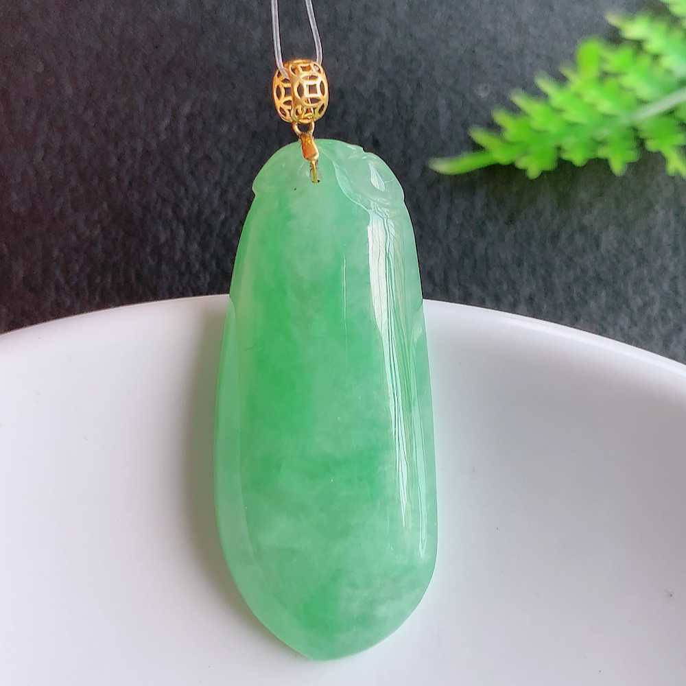 18k金扣冰润满绿福瓜翡翠吊坠，呱呱来财，福气满满的美好寓意，清新自然  沁人心脾，造型独特，清秀高雅  W49.18 尺寸：34-14.5-5.2mm