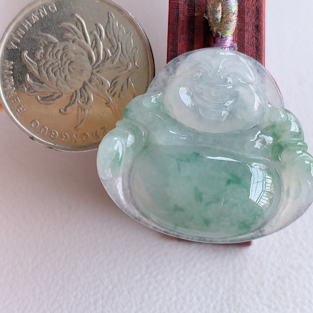 冰润飘花佛公挂件 玉质细腻  精雕弥勒佛，笑佛福耳垂肩，面相喜庆，开怀大笑，憨态可掬。惟妙惟肖，寓意福禄双全，吉祥美满，笑口常开 W415.18  尺寸：27.5-31-5.3mm