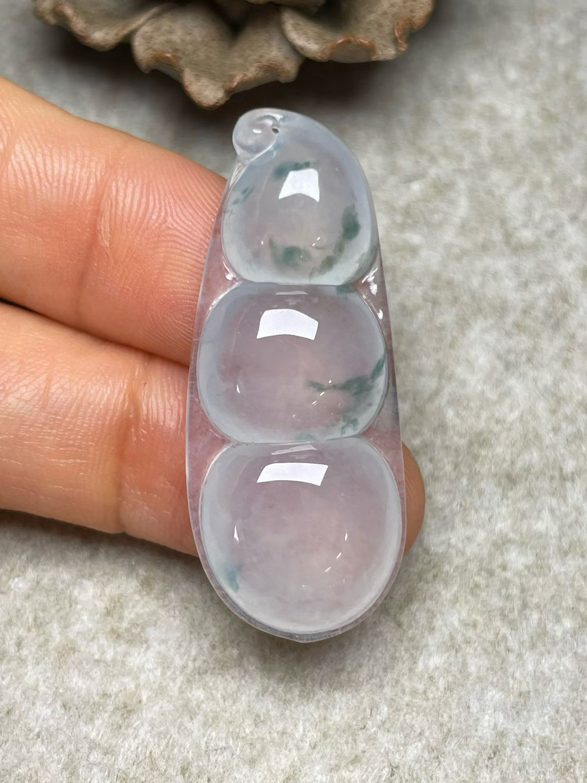 冰种飘花【福豆】吊坠、种水好，玉质细腻 ，卖相好.