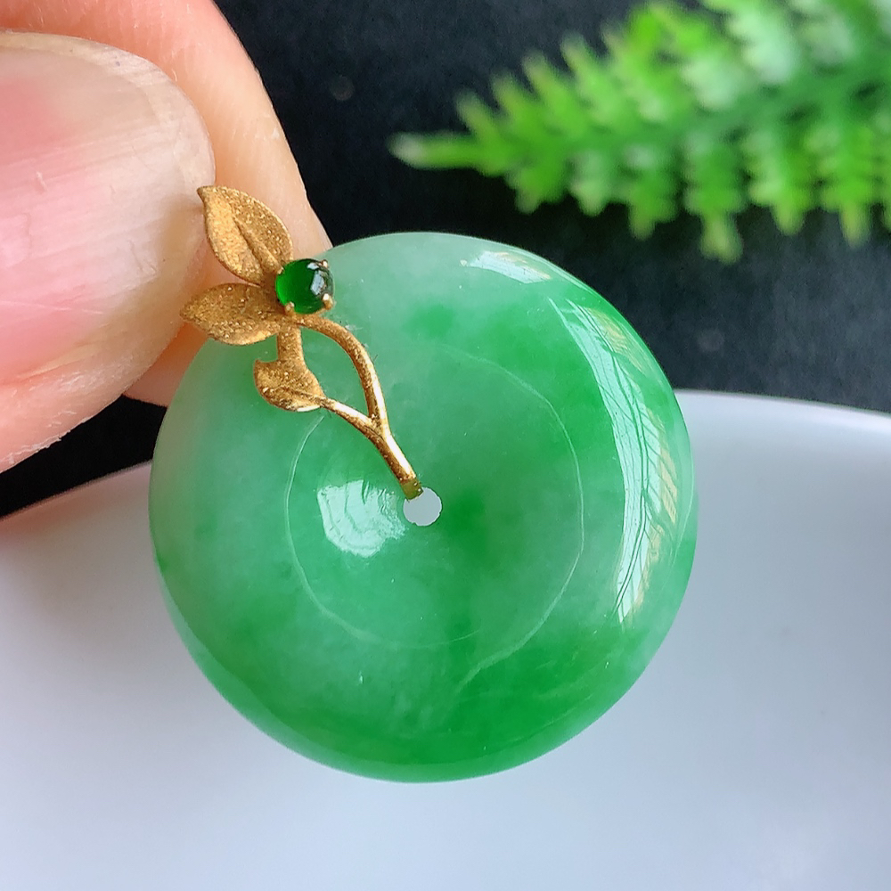 18k金冰润满绿平安扣吊坠，厚装饱满，冰润剔透，细腻水足，种质润泽，飘花灵动，佩戴优雅大气，W415.18   整体尺寸：26.5-22.3-5.6mm   裸石尺寸：22.3-5.6mm