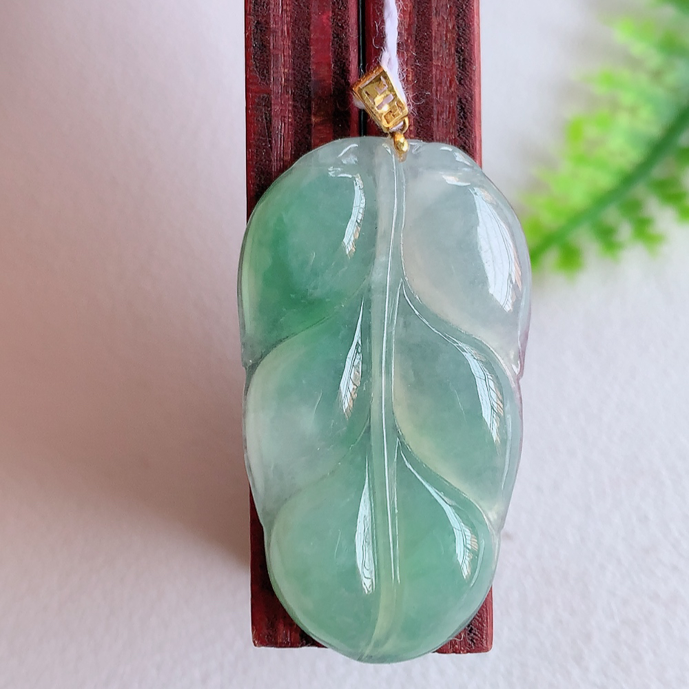 18k金扣冰润飘花金枝玉叶翡翠吊坠  老种起胶感  飘花灵动  寓意“金枝玉叶，大业有成，一夜成名”  饱满大气，水润通透。W415.18 尺寸：31-17.5-4mm