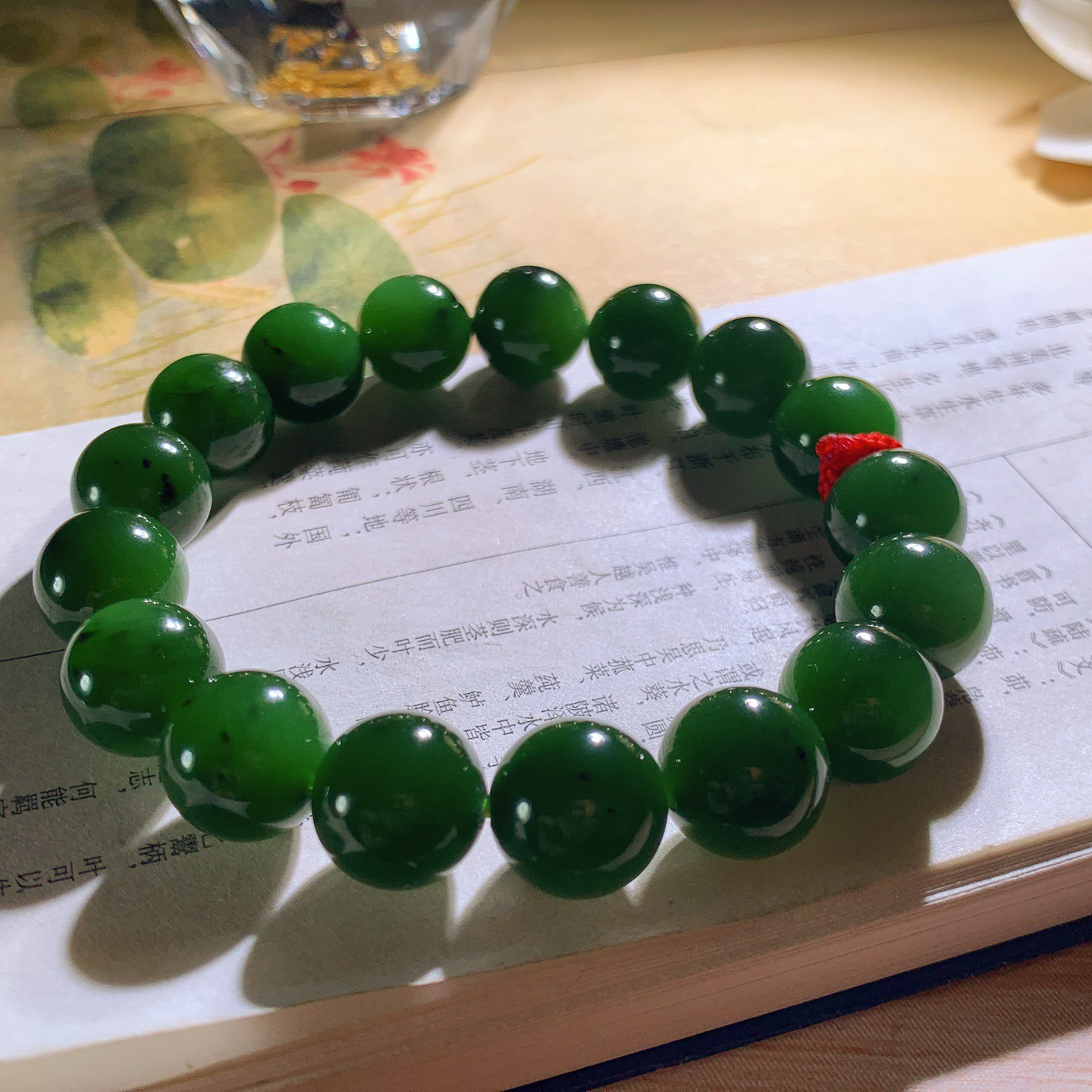 和田玉红皮料菠菜绿俄罗斯碧玉手串 单颗尺寸12！玉质细腻油润。手推出油。佩戴高端典雅。lt260418