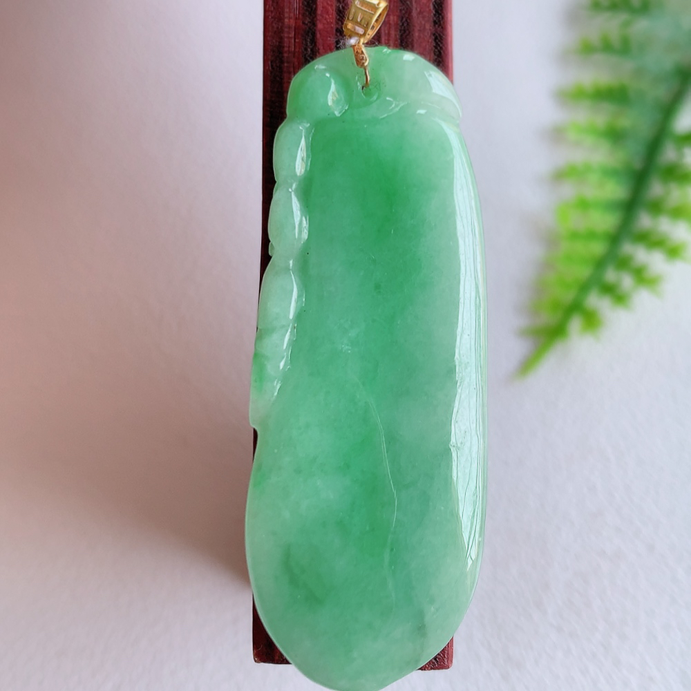 18k金扣冰润满绿福瓜翡翠吊坠，呱呱来财，福气满满的美好寓意，清新自然  沁人心脾，造型独特，清秀高雅  W415.18  尺寸：42.5-16-8mm