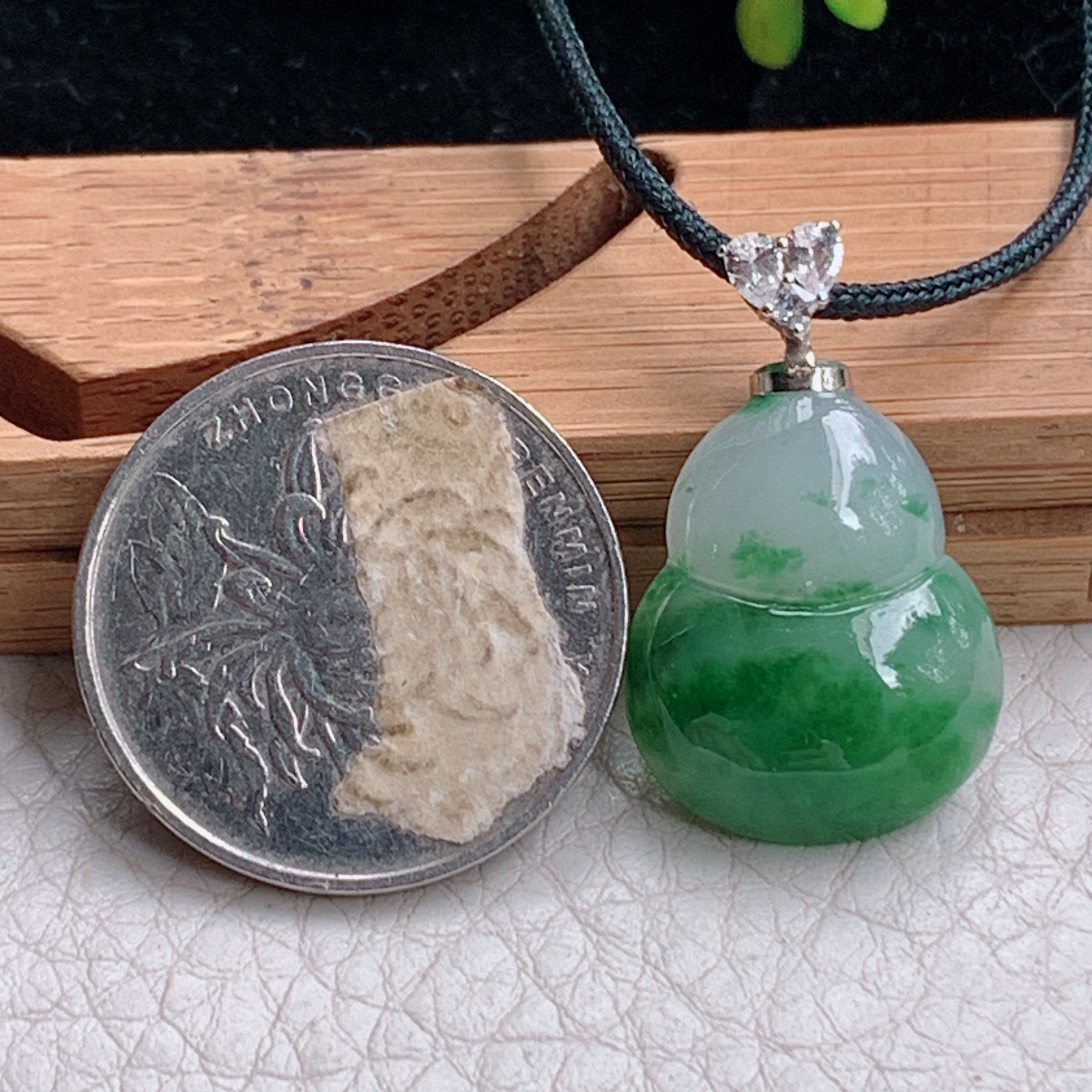 zz3实拍连金27.8*17*5天然缅甸翡翠飘绿花葫芦吊坠镶金扣精美福禄锁骨坠