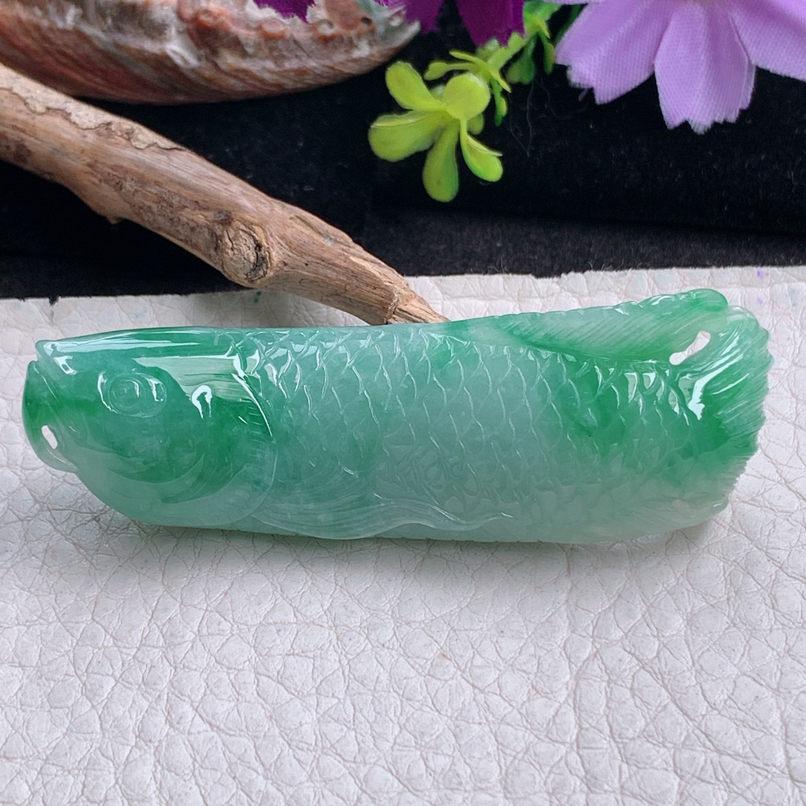 zz3实拍66*21*10天然缅甸翡翠飘绿花金龙鱼吊坠立体精雕年年有鱼玉坠