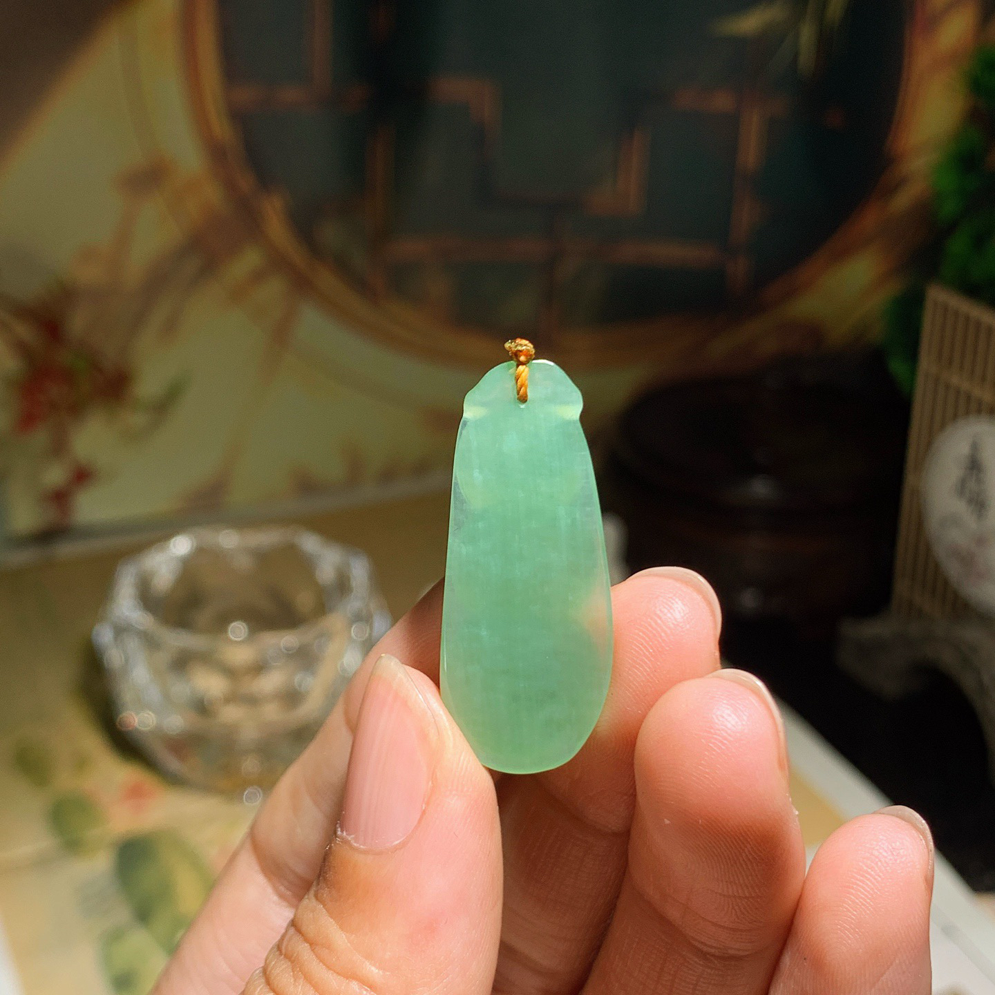 和田玉阳绿猫眼俄罗斯碧玉福豆四季豆挂件 尺寸34/14/7重4.8克，玉质细腻油润 底色纯净 脂粉好，品质好！lt260418