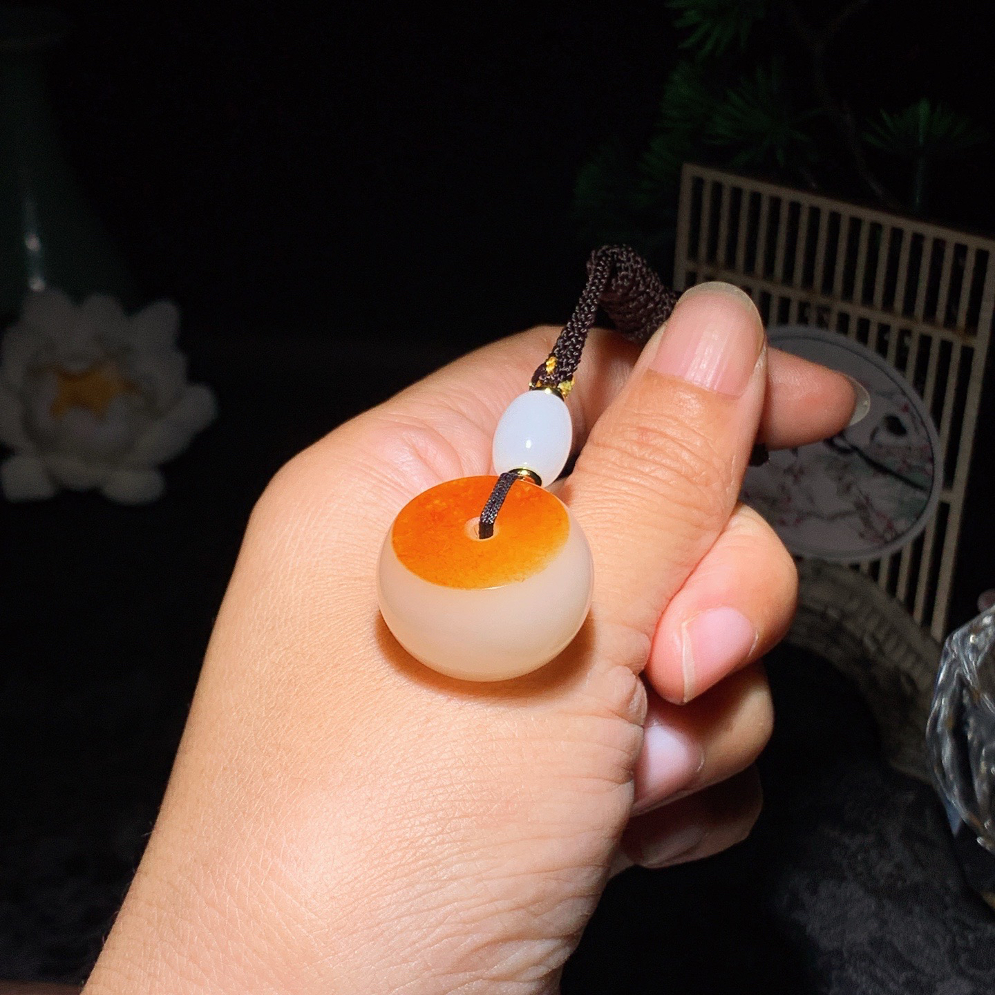 和田玉红皮料白玉平安扣挂件。尺寸24/14重19克，玉质细腻油润 脂粉好，品质好！lt260418