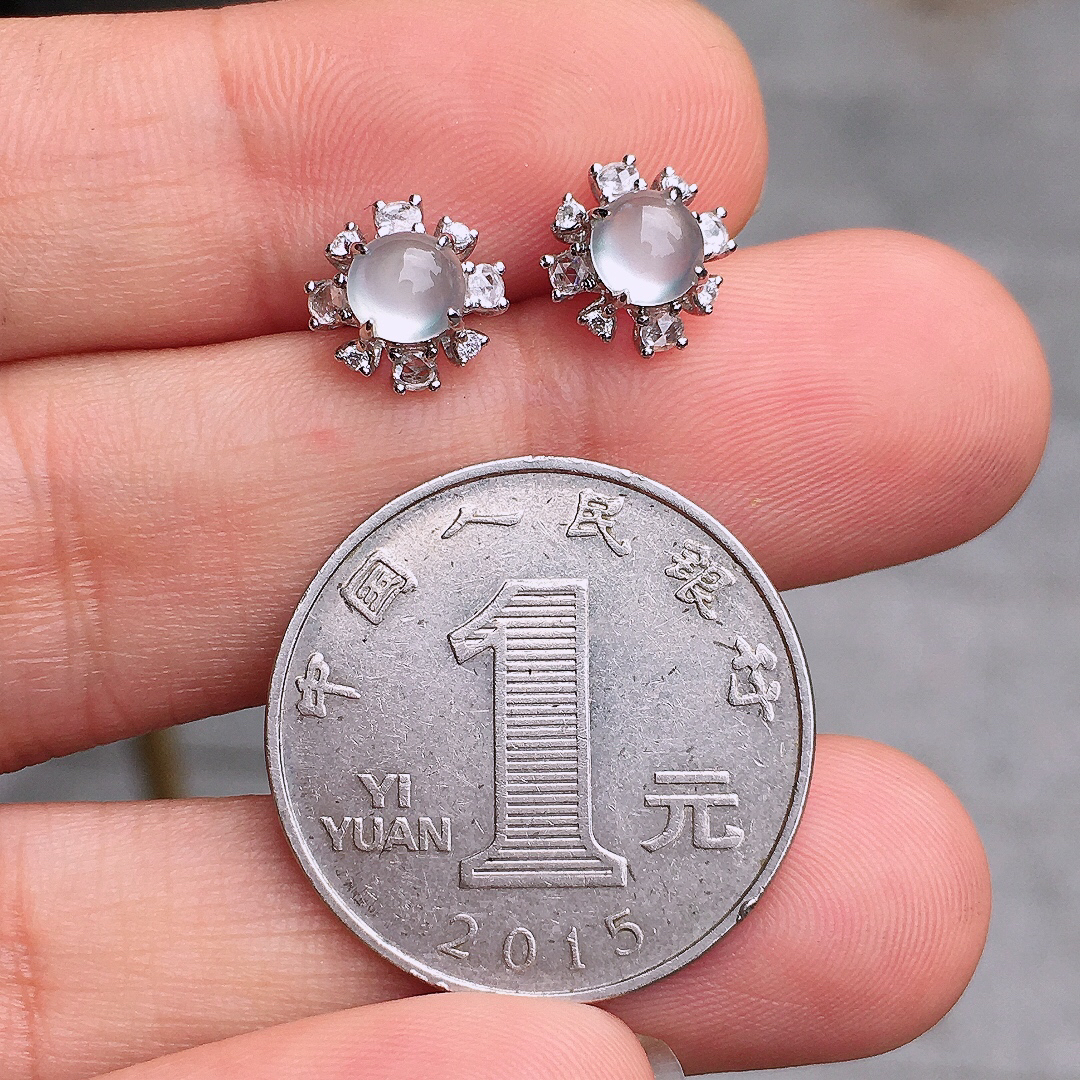 玻璃种蛋面耳钉，玉质细腻，荧光感超
强，饱满圆润，尽显优雅气质，18k
金豪华镶嵌