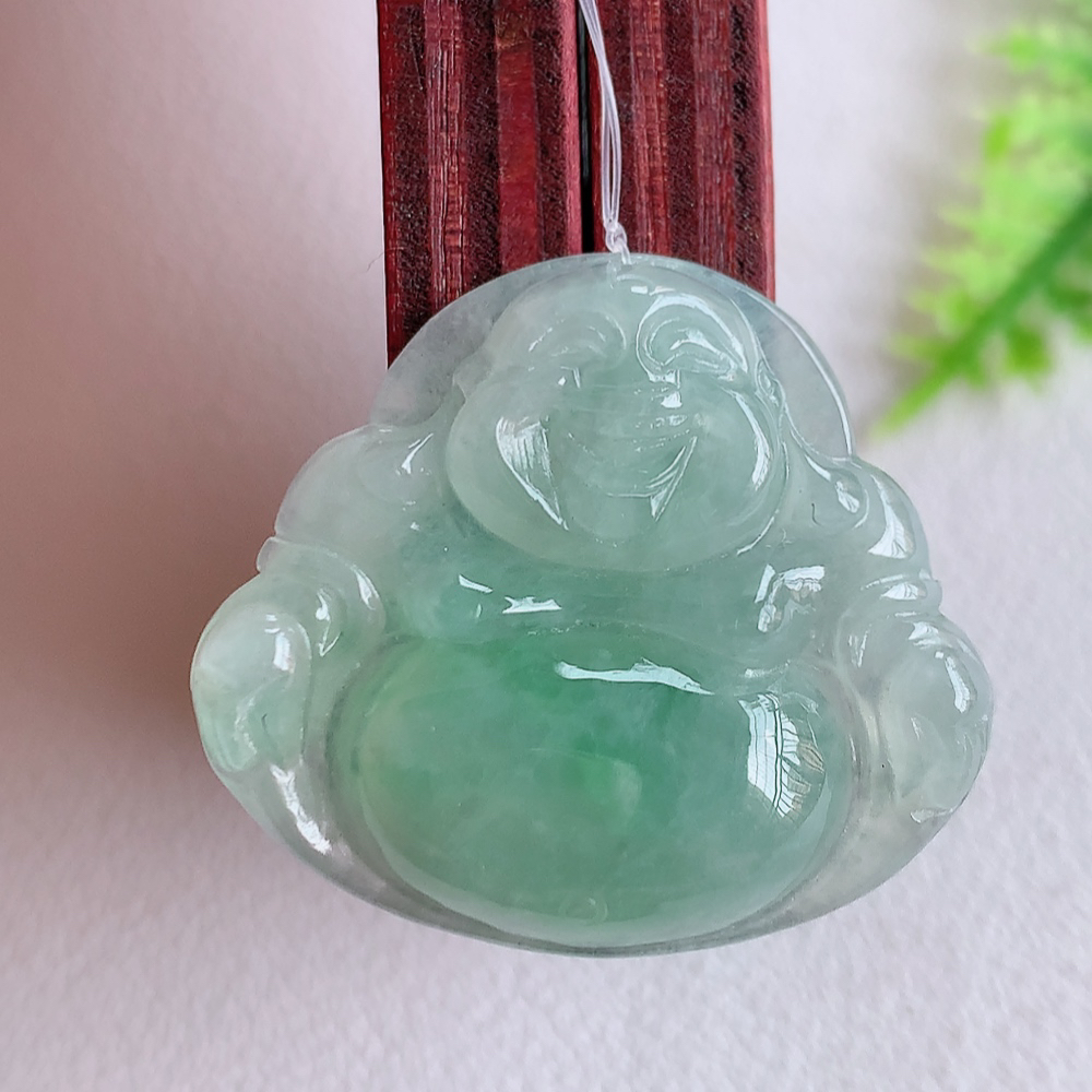 冰润飘绿佛公挂件 玉质细腻  精雕弥勒佛，笑佛福耳垂肩，面相喜庆，开怀大笑，憨态可掬。惟妙惟肖，寓意福禄双全，吉祥美满，笑口常开 W49.18 尺寸：25-28.8-5.8mm