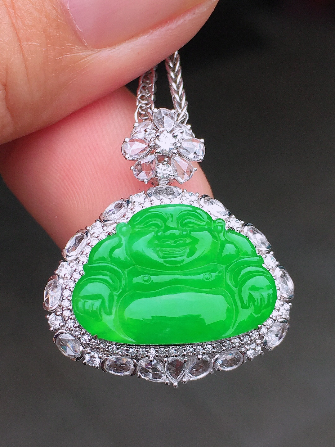 阳绿佛公吊坠，色泽均匀艳丽，玉质细腻，荧光感超
强，饱满圆润，尽显优雅气质，18k
金豪华镶嵌