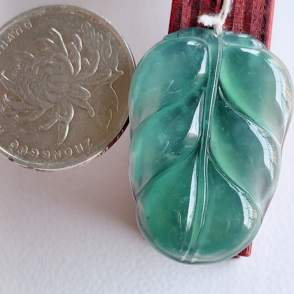 蓝冰金枝玉叶翡翠吊坠  老种起胶感  飘花灵动  寓意“金枝玉叶，大业有成，一夜成名”  饱满大气，水润通透。W415.18 尺寸：32-22.2-3.8mm