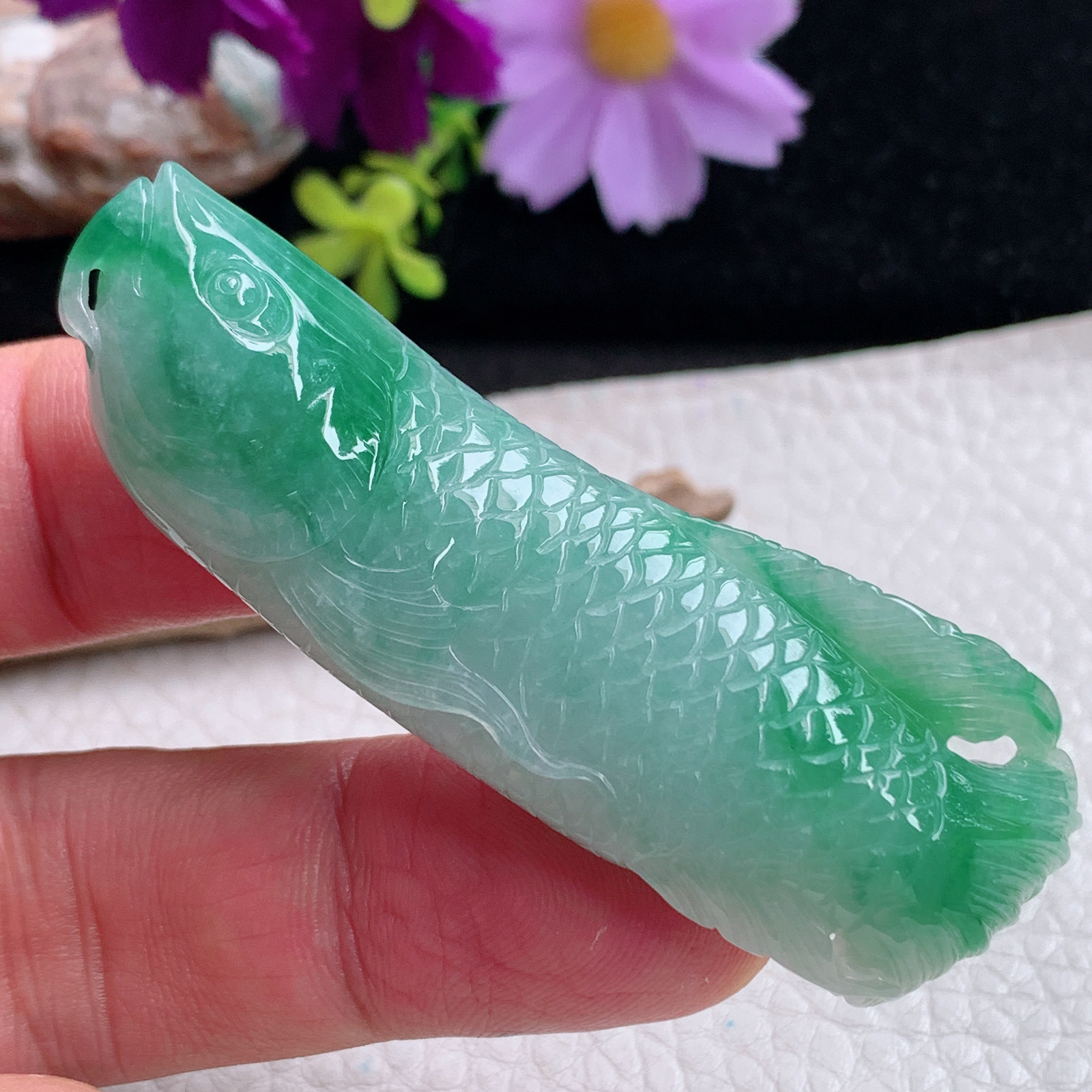 zz3实拍66*21*10天然缅甸翡翠飘绿花金龙鱼吊坠立体精雕年年有鱼玉坠