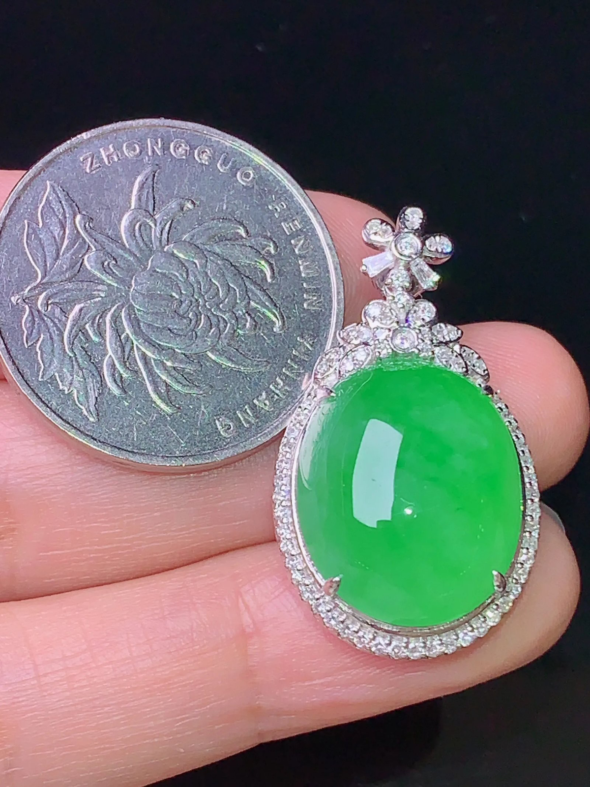 18k金钻镶嵌满绿蛋面吊坠 玉质细腻 色泽清新艳丽 整体尺寸31.3*17.8*10 b2
