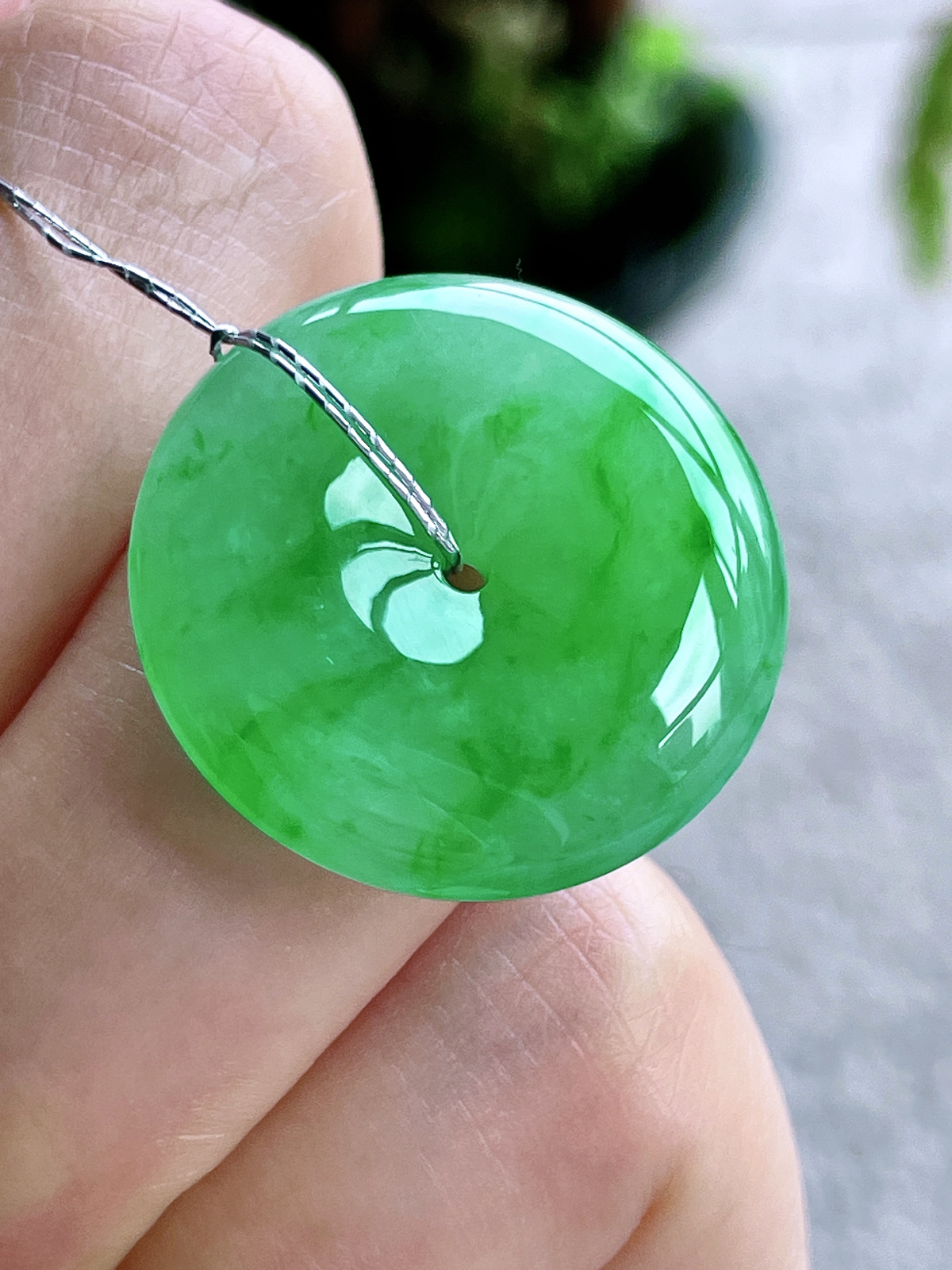 【裸石】高冰阳绿平安扣吊坠
【说明】缅料 完美 性价比高  
【尺寸】24.3-5.5