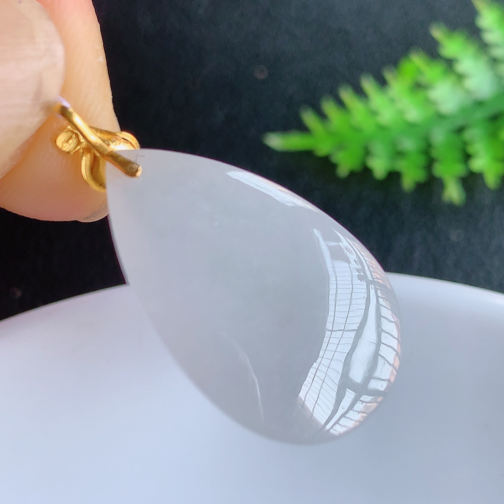 冰润水滴翡翠吊坠，款式新颖时尚，日常百搭的款。满满的份量感，18k金镶嵌，上身效果优雅迷人！性价比超值  W415.18  整体尺寸：29-14.6-7.6mm   裸石尺寸：24-14.6-7.6mm