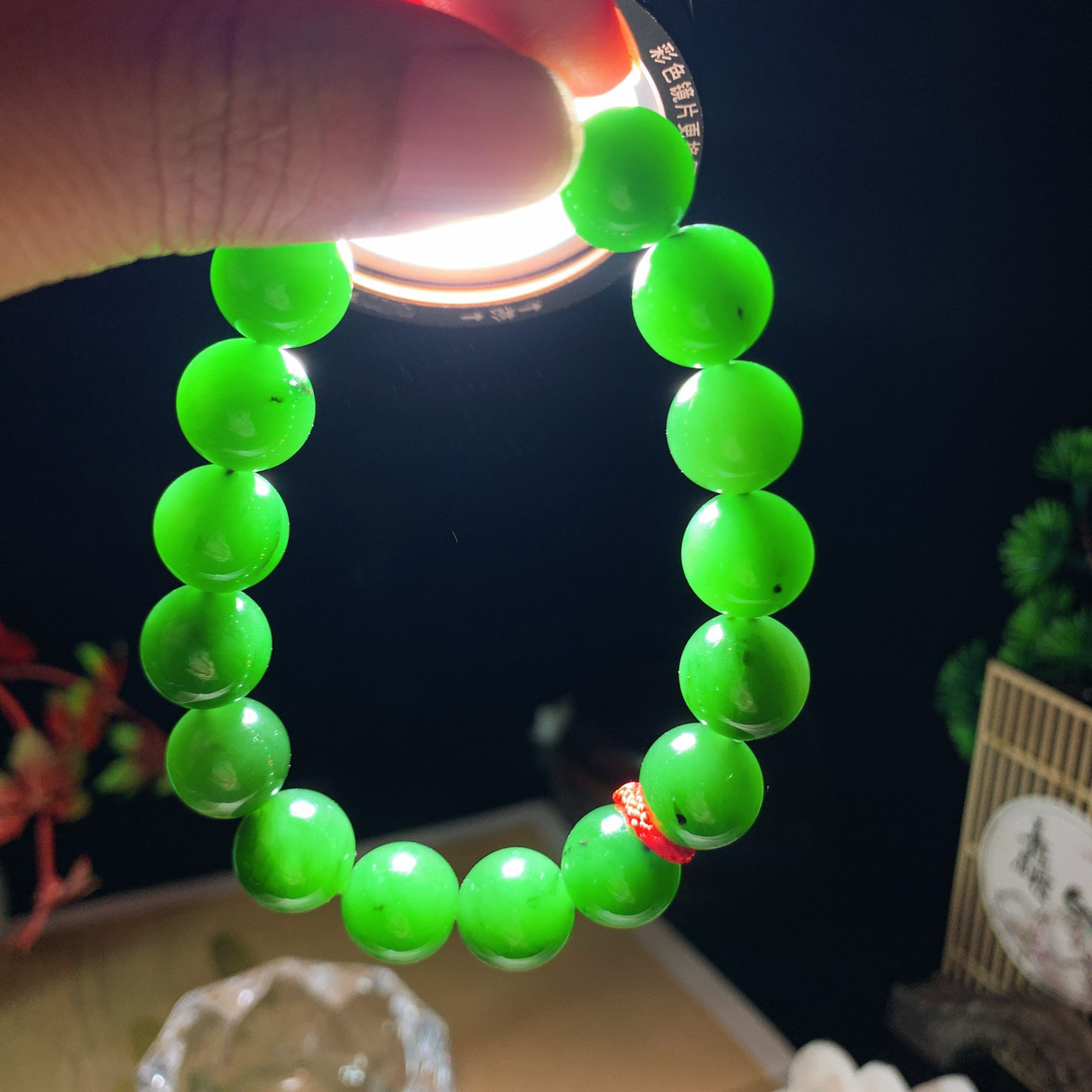 和田玉红皮料菠菜绿俄罗斯碧玉手串 单颗尺寸12！玉质细腻油润。手推出油。佩戴高端典雅。lt260418