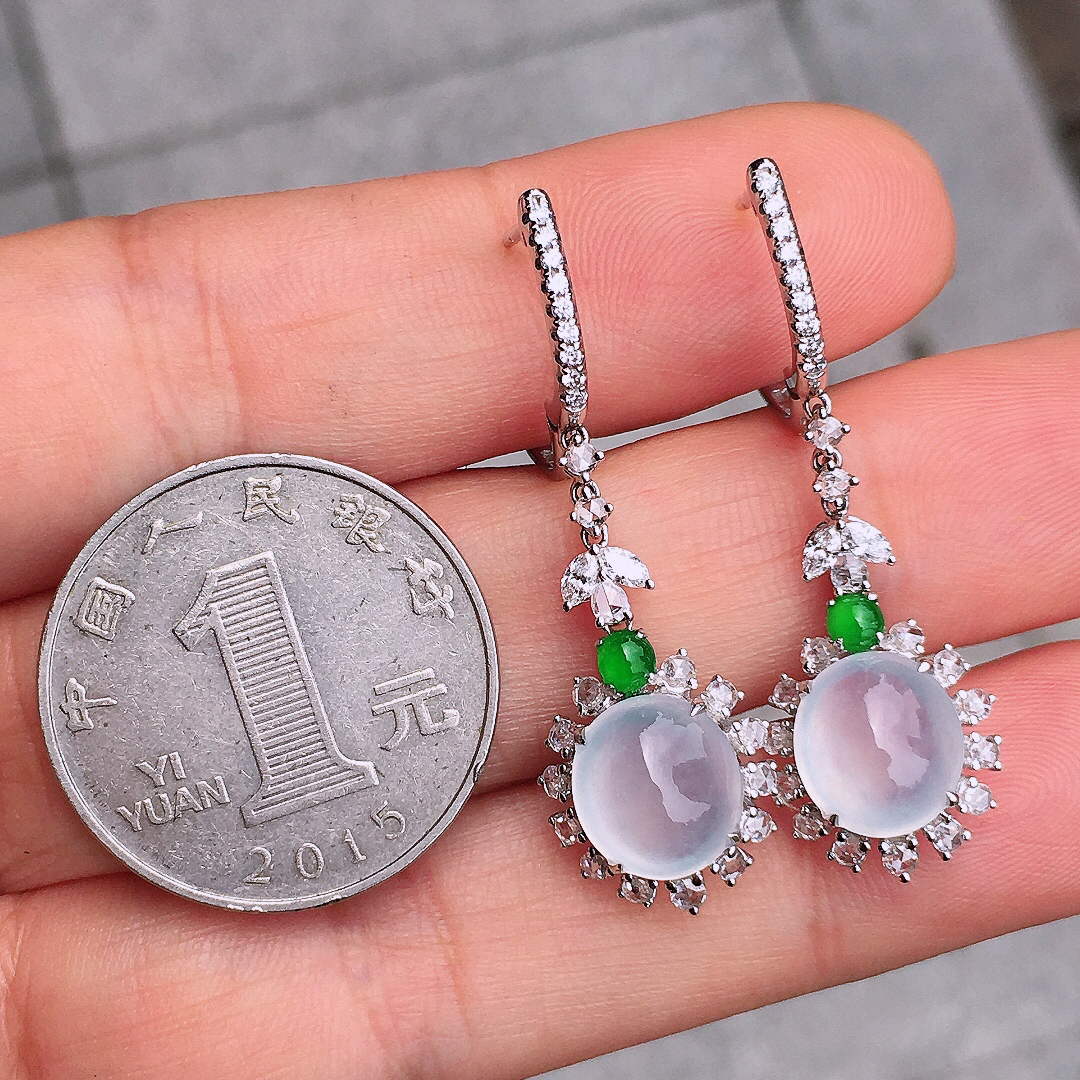 冰种蛋面耳坠，玉质细腻，荧光感超
强，饱满圆润，尽显优雅气质，18k
金豪华镶嵌