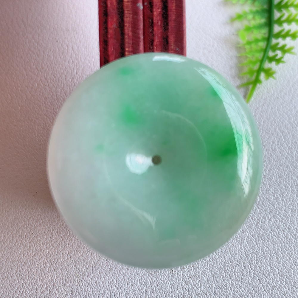 冰润飘绿平安扣吊坠，厚装饱满，冰润剔透，细腻水足，种质润泽，飘花灵动，佩戴优雅大气，W357.18 