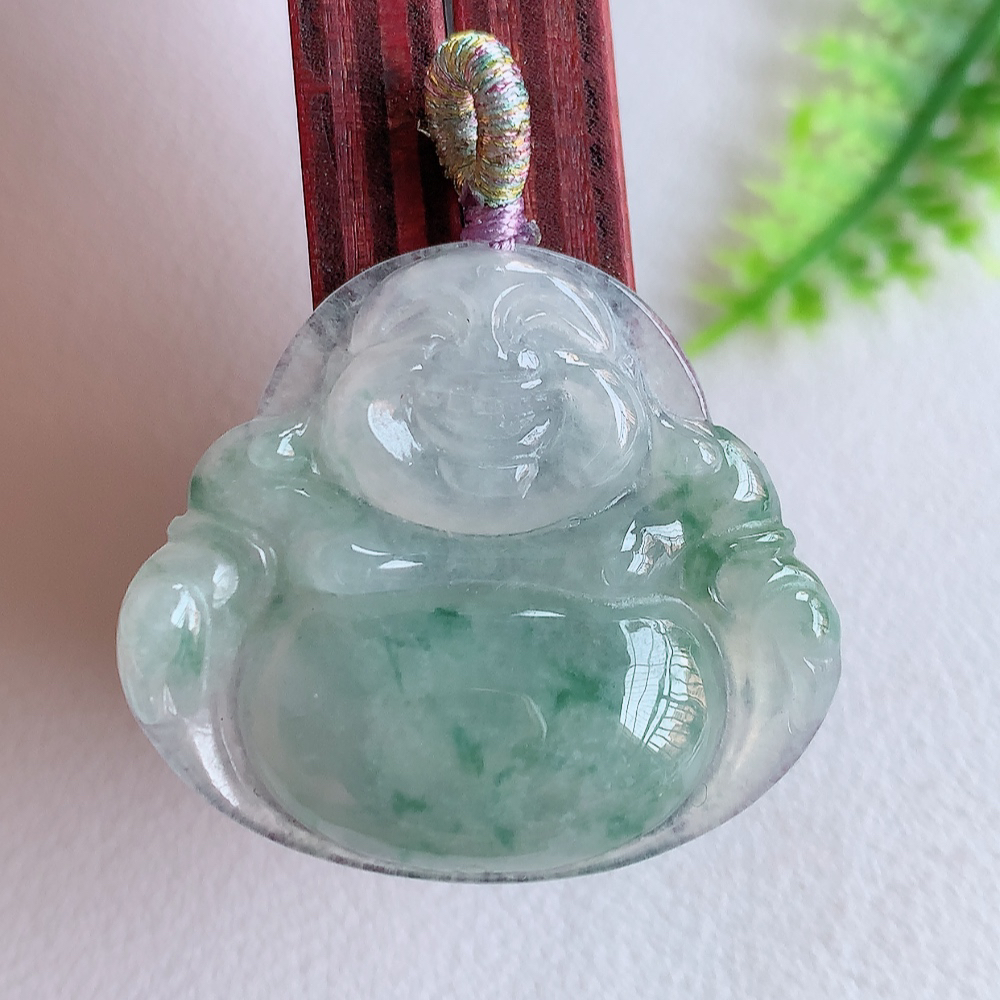 冰润飘花佛公挂件 玉质细腻  精雕弥勒佛，笑佛福耳垂肩，面相喜庆，开怀大笑，憨态可掬。惟妙惟肖，寓意福禄双全，吉祥美满，笑口常开 W415.18  尺寸：27.5-31-5.3mm