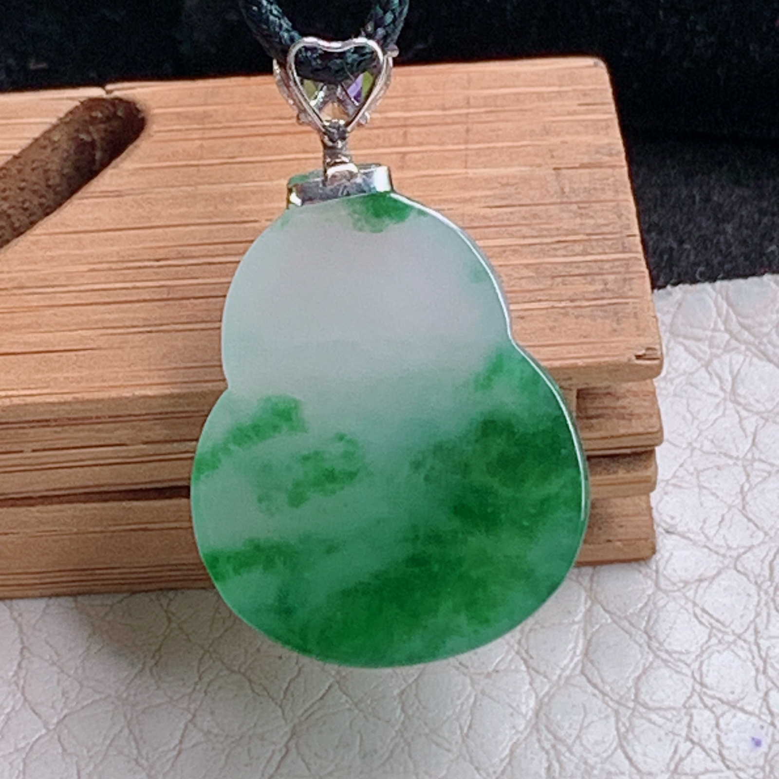 zz3实拍连金27.8*17*5天然缅甸翡翠飘绿花葫芦吊坠镶金扣精美福禄锁骨坠