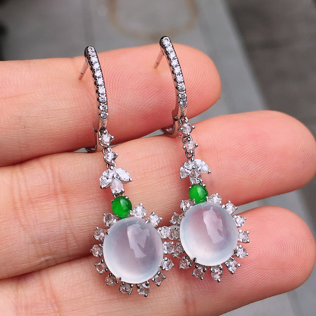 冰种蛋面耳坠，玉质细腻，荧光感超
强，饱满圆润，尽显优雅气质，18k
金豪华镶嵌