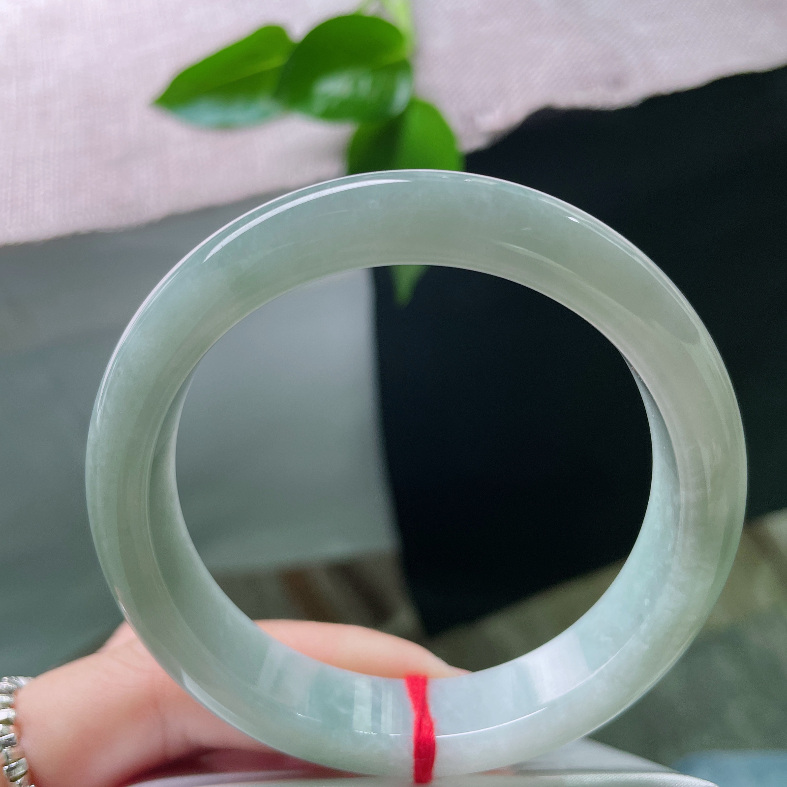 56/12.7/8，淡绿底正圈，水润凝脂，温润通透。低调不张扬，百搭显气质，棉线..