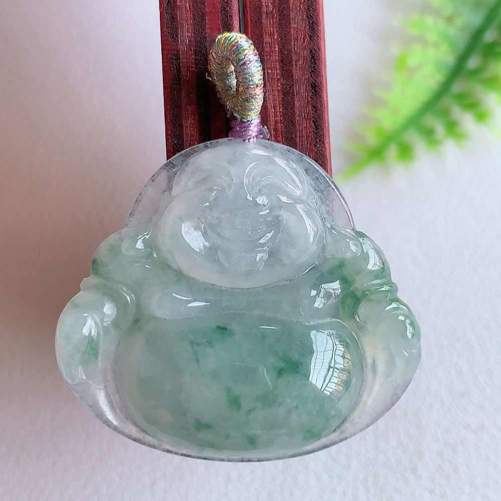 冰润飘花佛公挂件 玉质细腻  精雕弥勒佛，笑佛福耳垂肩，面相喜庆，开怀大笑，憨态可掬。惟妙惟肖，寓意福禄双全，吉祥美满，笑口常开 W415.18  尺寸：27.5-31-5.3mm