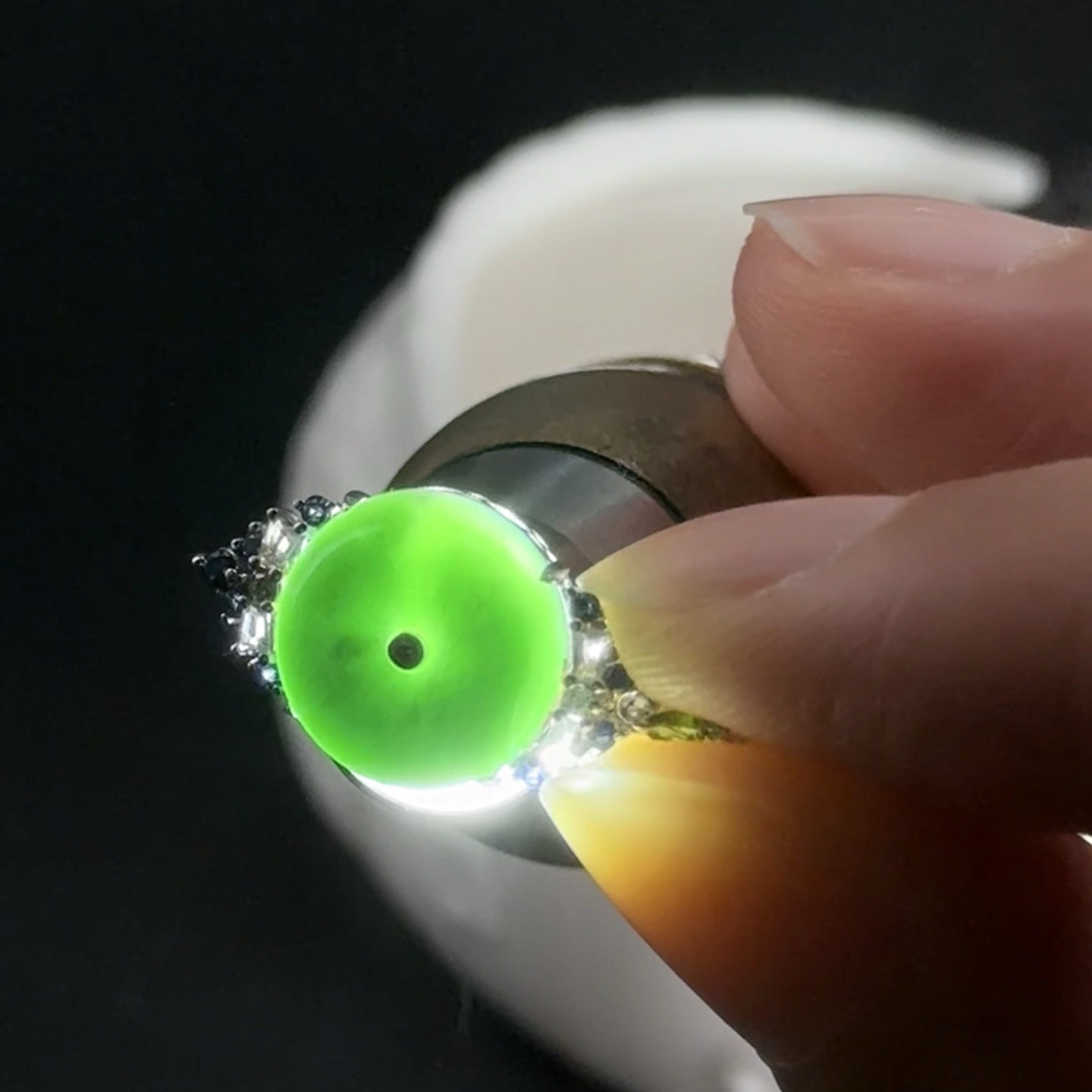 精品18k墨翠平安扣耳坠 种好色正 黑度极好 打灯通透 油性十足 尺寸12