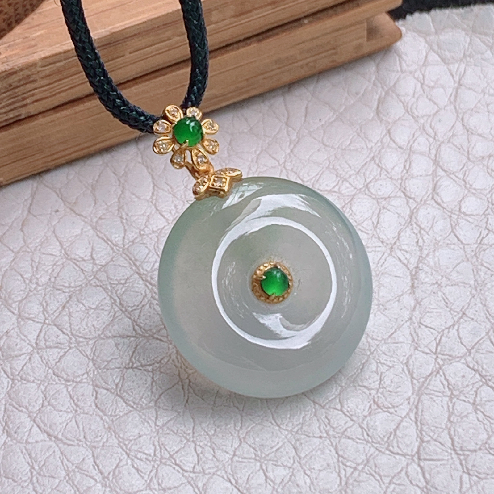 zz3实拍26.2*18.3*5.3天然缅甸翡翠冰透平安扣小吊坠淡晴水镶金玉扣锁骨坠