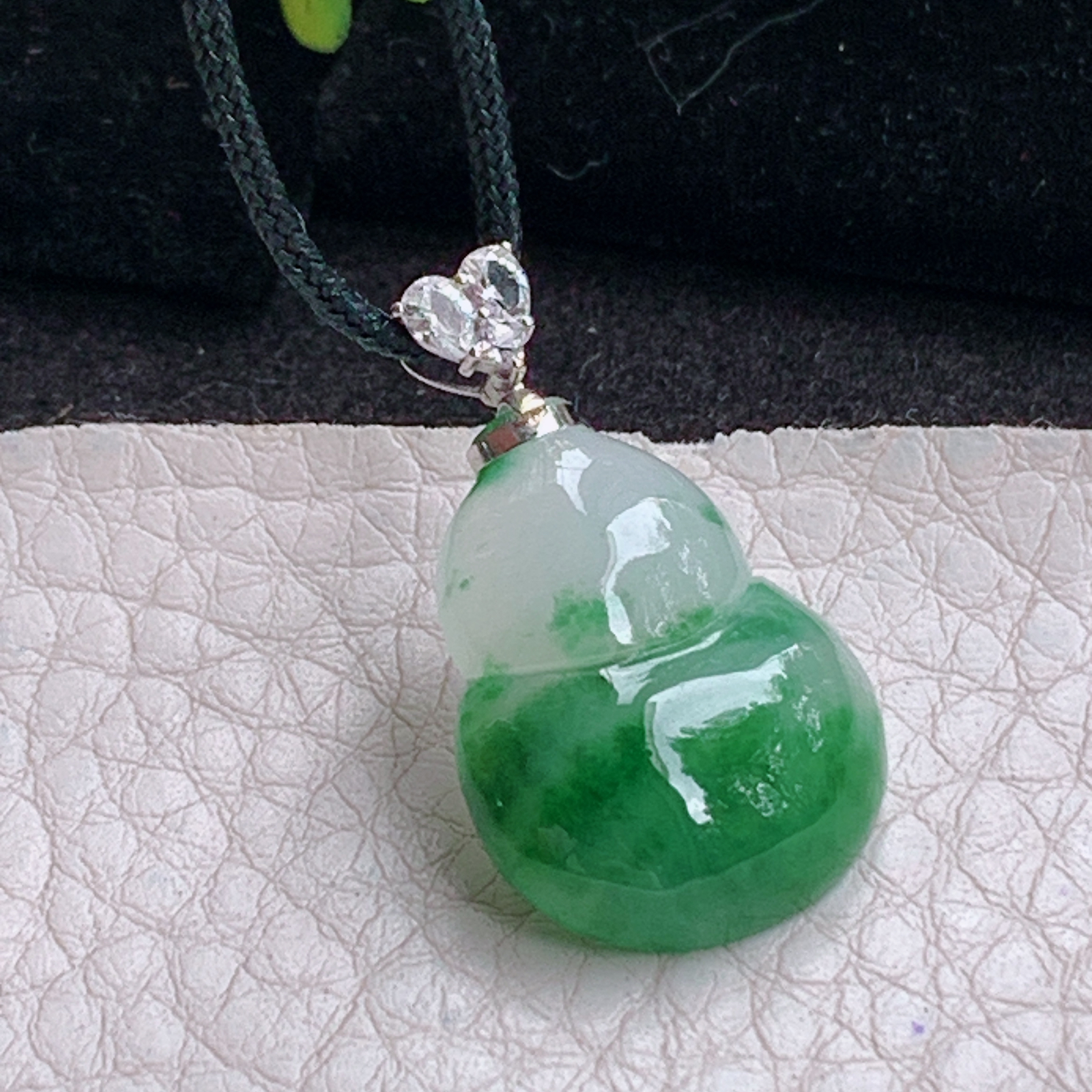 zz3实拍连金27.8*17*5天然缅甸翡翠飘绿花葫芦吊坠镶金扣精美福禄锁骨坠