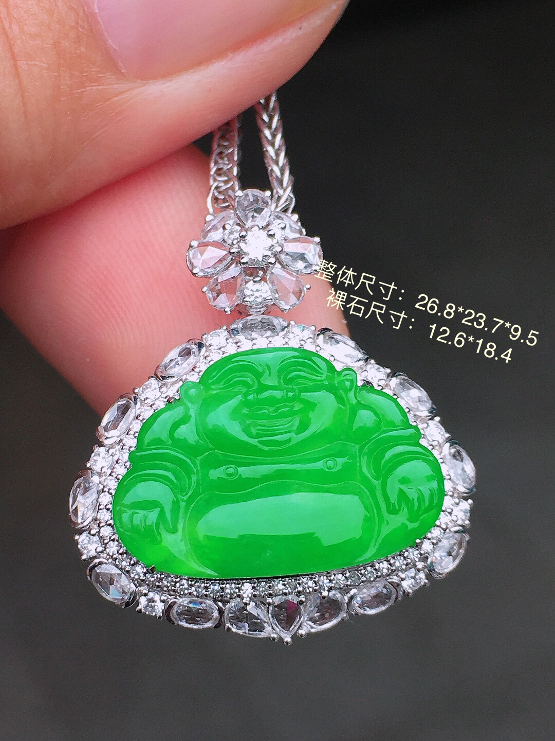 阳绿佛公吊坠，色泽均匀艳丽，玉质细腻，荧光感超
强，饱满圆润，尽显优雅气质，18k
金豪华镶嵌