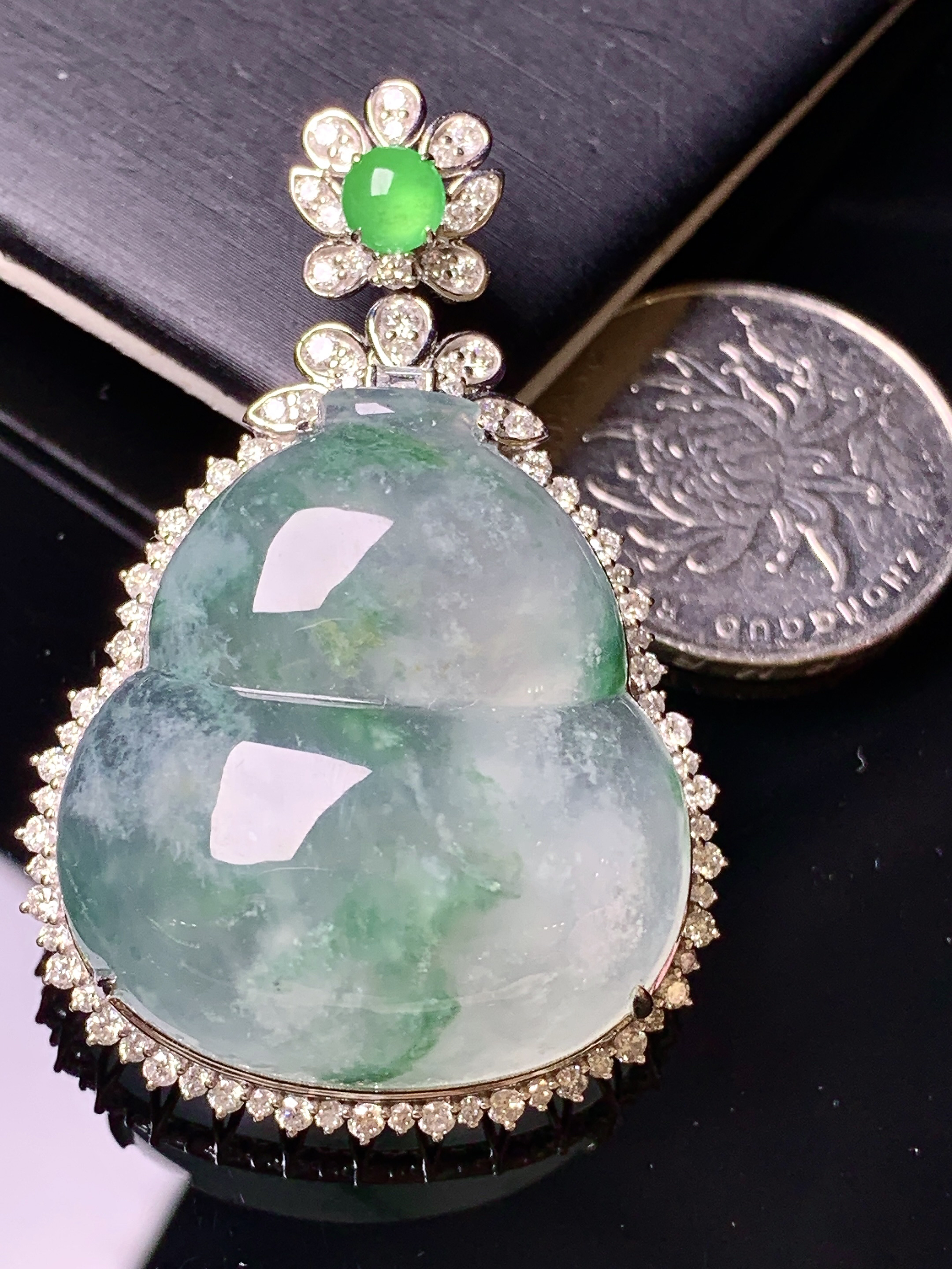 18k金钻镶嵌冰种飘花葫芦吊坠 玉质细腻 色泽艳丽清新 水润亮眼 整体尺寸49.7*32.5*14k1