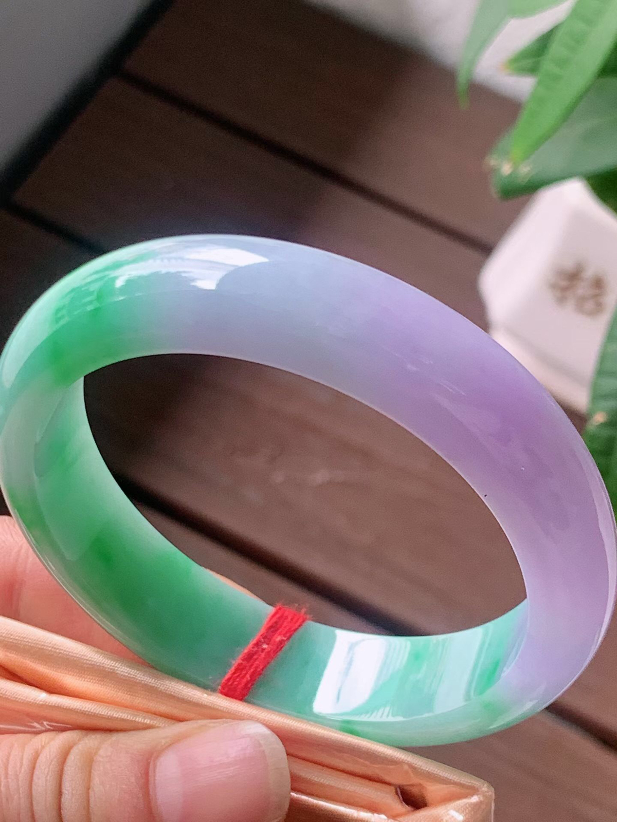 【翡翠名称】春带彩阳绿57.8正圈口手镯
【翡翠尺寸】57.8/13.9/8.2mm适合正圈口佩戴
【翡翠描述】宝贝种老水足，玉质细腻，色泽靓丽，性价比高，佩戴效果好！
【其它赠送】权威证书/精美挂绳盒子/支持全国复检