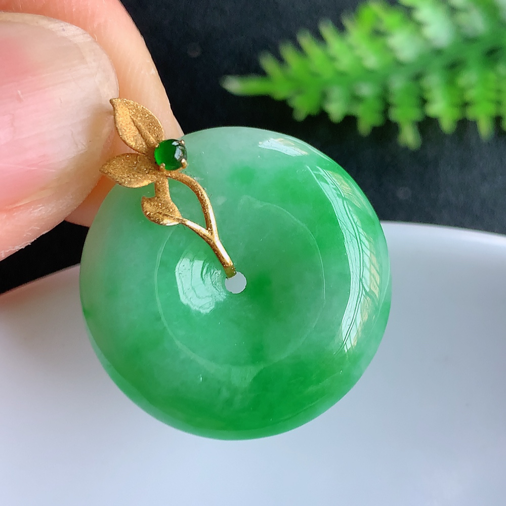 18k金冰润满绿平安扣吊坠，厚装饱满，冰润剔透，细腻水足，种质润泽，飘花灵动，佩戴优雅大气，W415