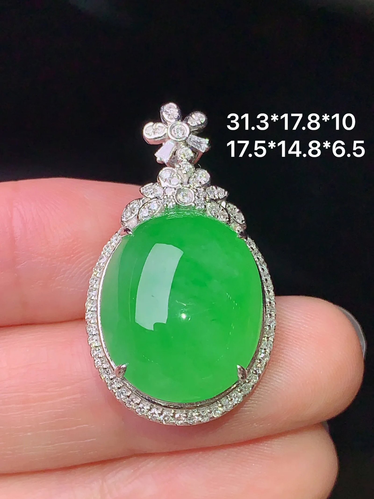 18k金钻镶嵌满绿蛋面吊坠 玉质细腻 色泽清新艳丽 整体尺寸31.3*17.8*10 b2