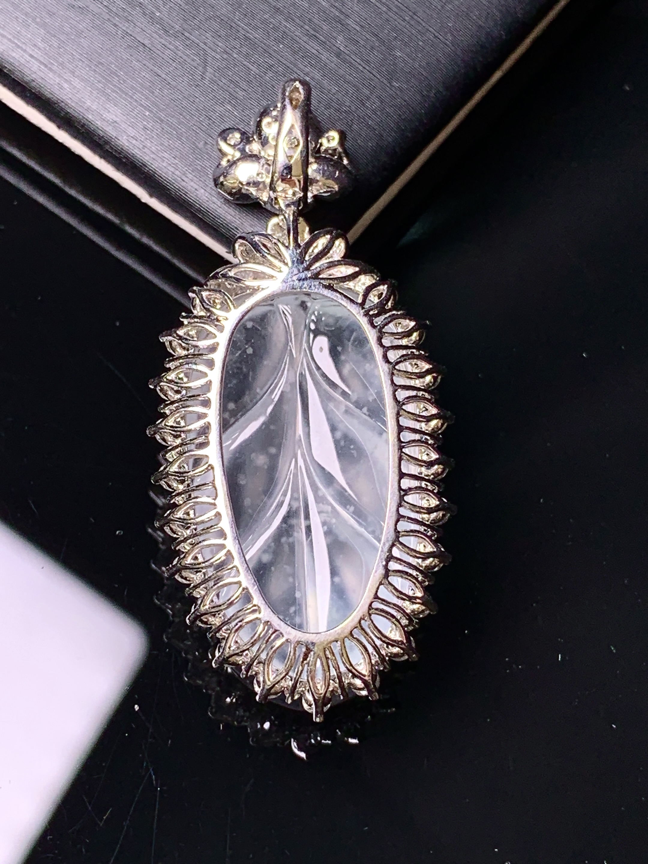 18k金钻镶嵌冰种雪花棉树叶吊坠 玉质细腻 色泽艳丽清新 水润亮眼 整体尺寸39.8*18*8.5f5