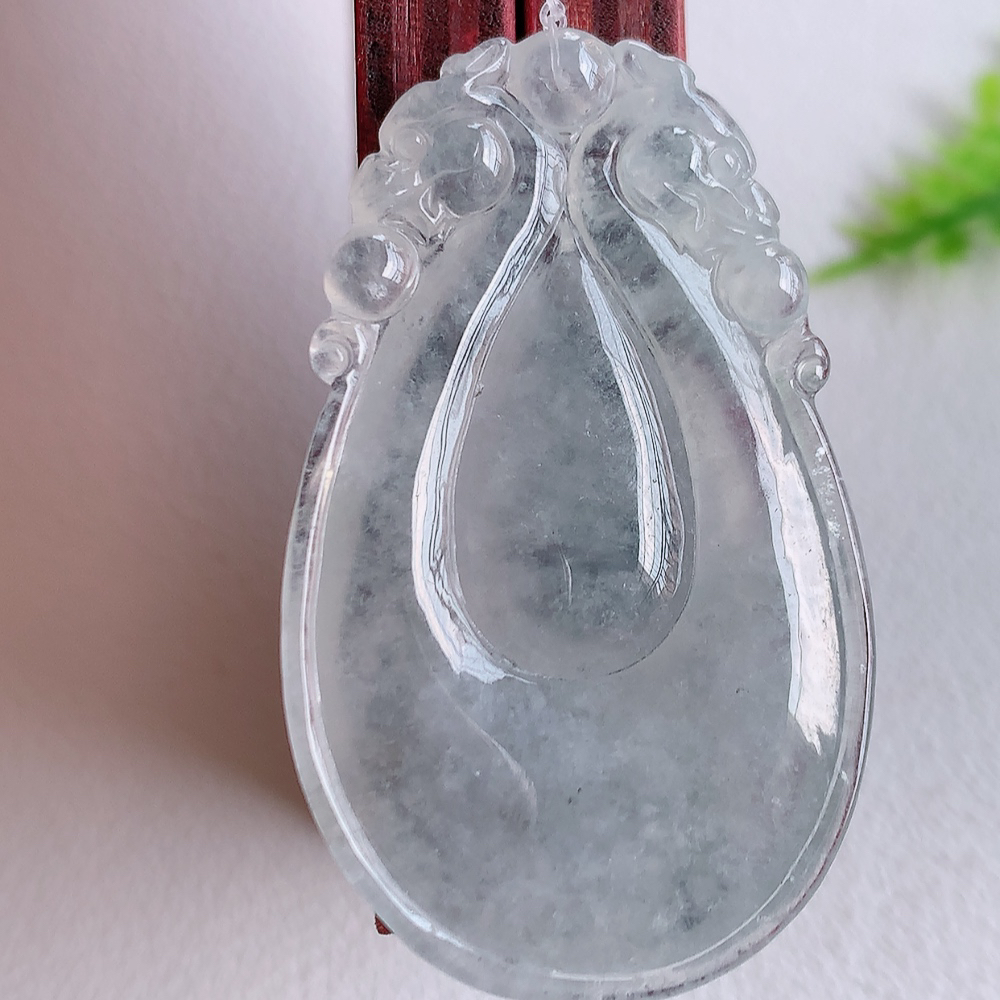 冰润福贝翡翠吊坠，寓意“辈辈有福，财源广进”水足莹润。通体清新通透，佩戴效果优雅迷人，W49.18 尺寸：39-23.5-5.8mm