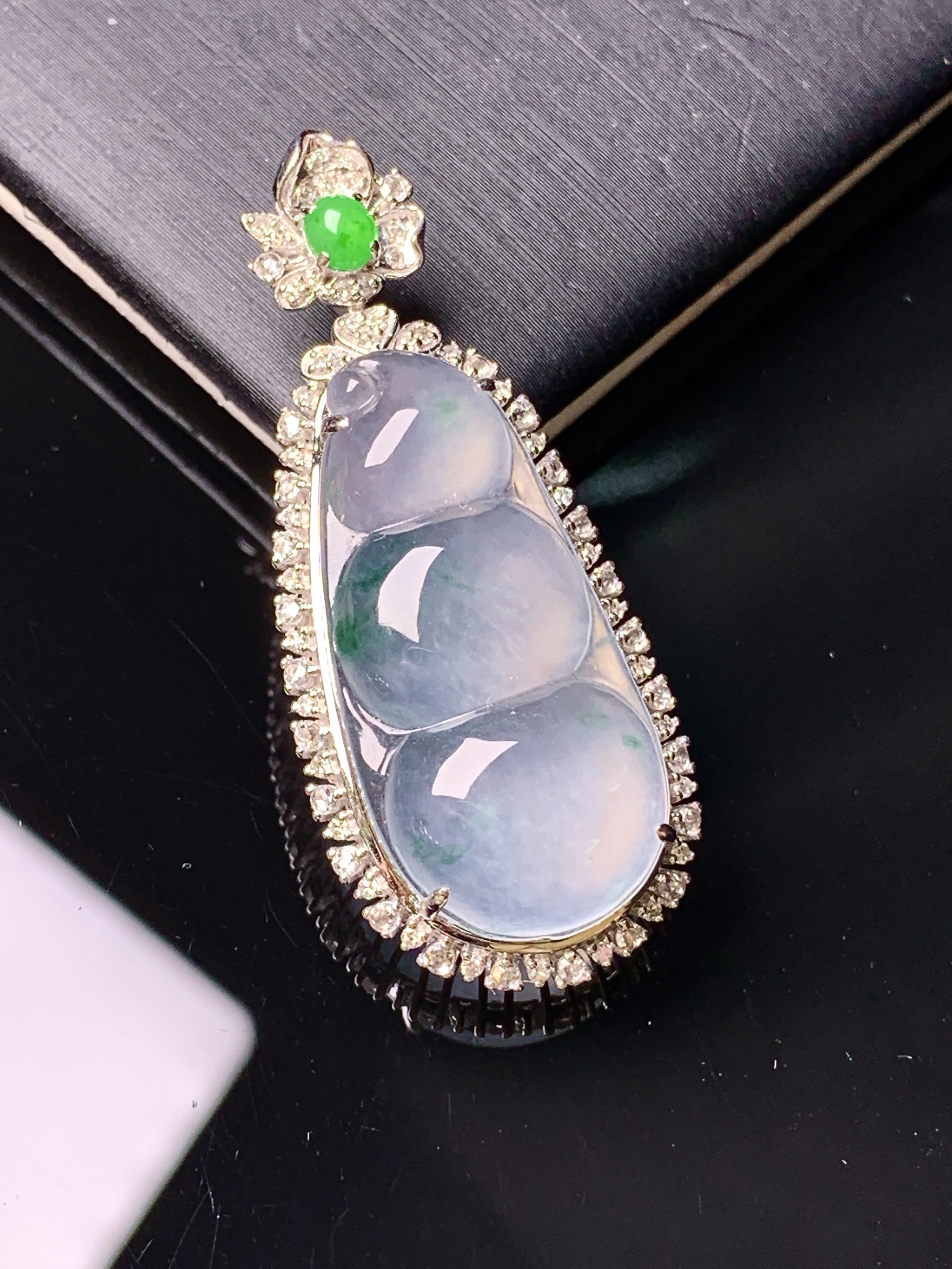 18k金钻镶嵌冰种飘绿四季豆吊坠 玉质细腻 色泽艳丽清新 水润亮眼 整体尺寸 39.8*17*9.8