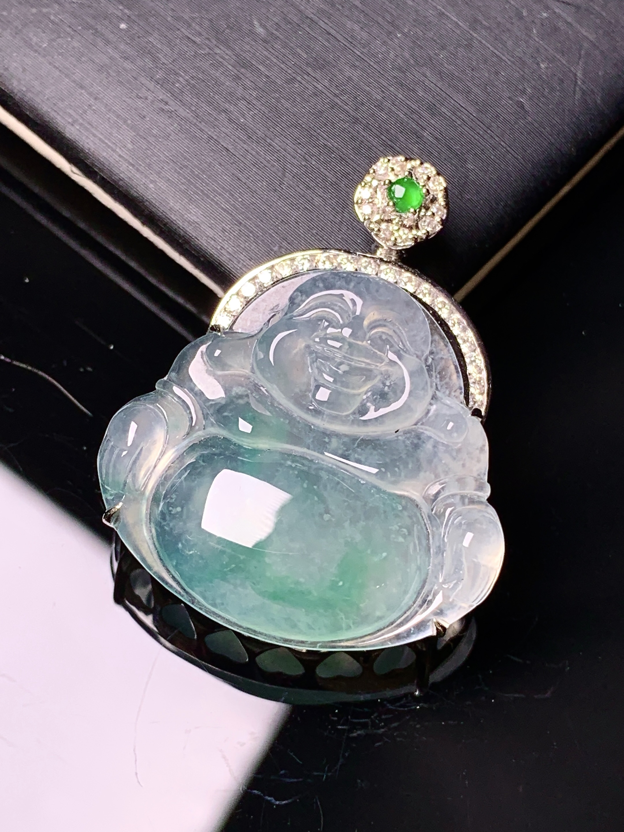 18k金钻镶嵌冰种飘绿佛公吊坠 玉质细腻 色泽艳丽清新 水润亮眼 整体尺寸32*25.3*8.5y5