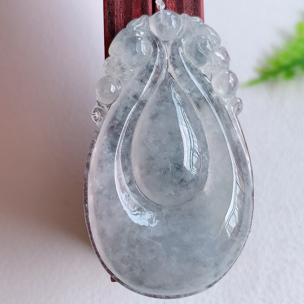 冰润福贝翡翠吊坠，寓意“辈辈有福，财源广进”水足莹润。通体清新通透，佩戴效果优雅迷人，W49.18 尺寸：39-23.5-5.8mm