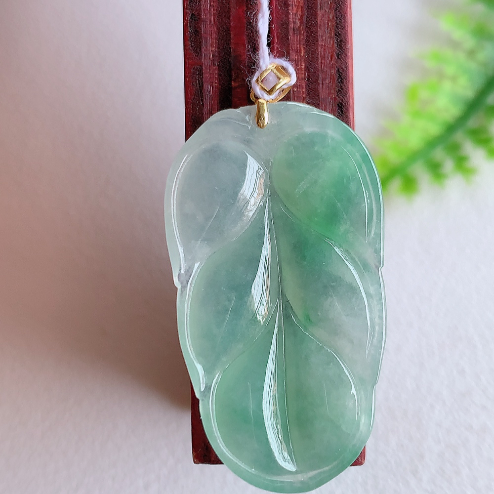 18k金扣冰润飘花金枝玉叶翡翠吊坠  老种起胶感  飘花灵动  寓意“金枝玉叶，大业有成，一夜成名”  饱满大气，水润通透。W415.18 尺寸：31-17.5-4mm