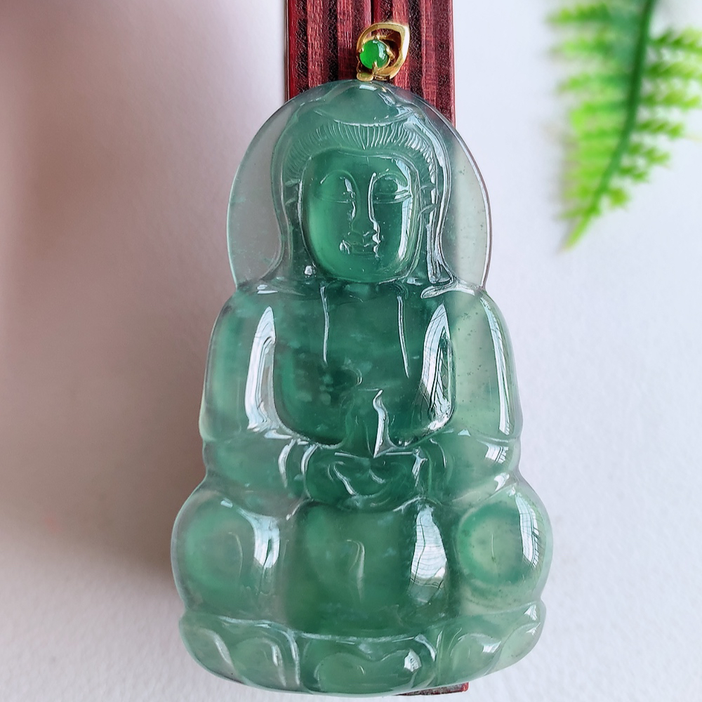 18k金扣蓝冰精雕观音吊坠，法相端庄大气，工艺精湛，种色浓郁，细腻饱满冰润，种老水足，收藏佳品，佩戴