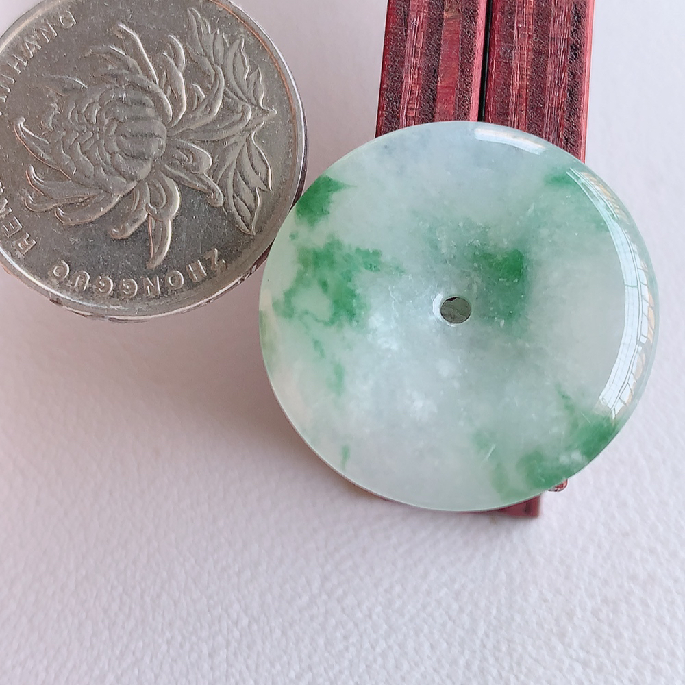 冰润飘花平安扣吊坠，厚装饱满，冰润剔透，细腻水足，种质润泽，飘花灵动，佩戴优雅大气，W415.18   尺寸：25.8-4.5mm