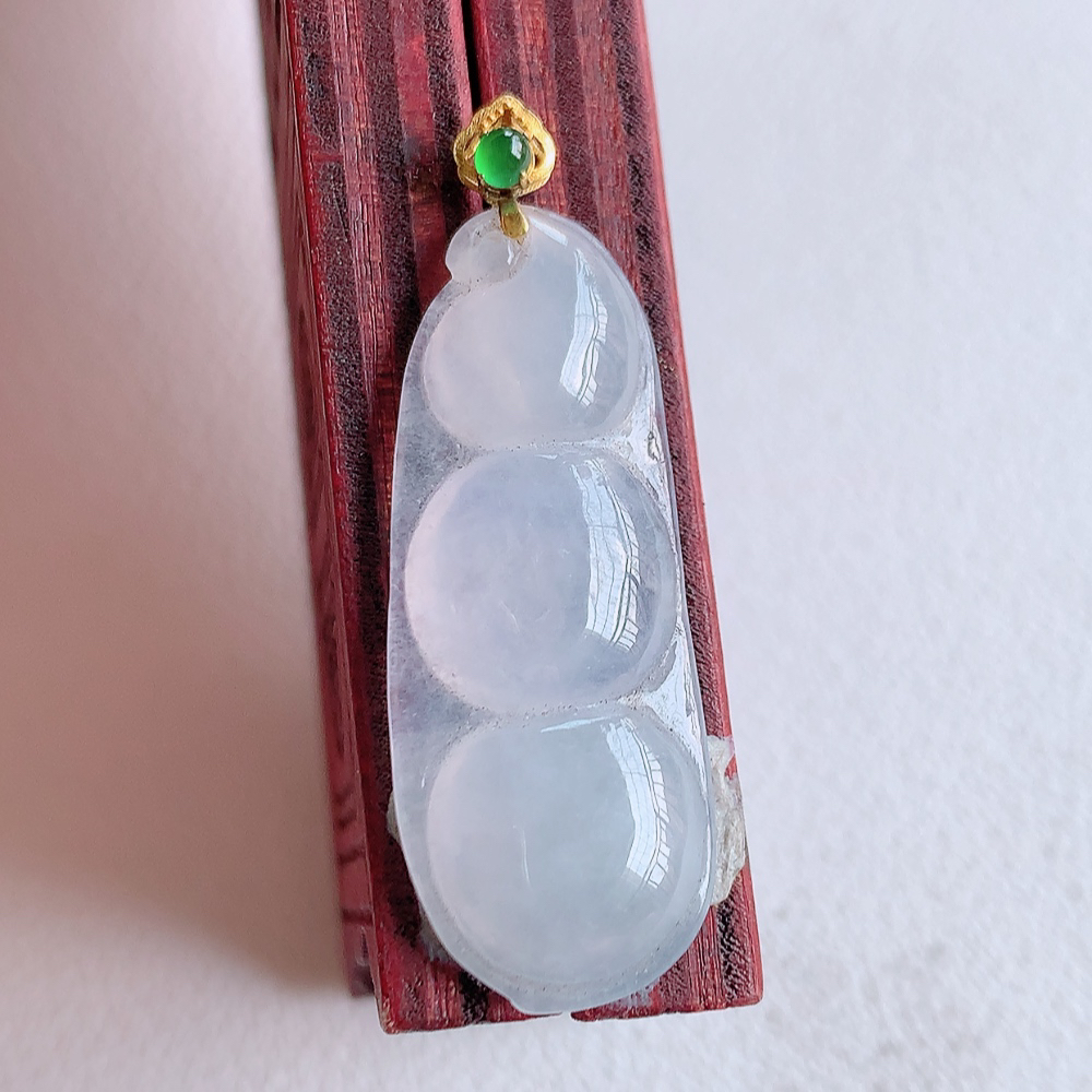 18k金扣冰润福豆翡翠挂件，老种飘花  冰清玉洁  胶感十足  寓意“四季平安，福气满满”颜色鲜艳，