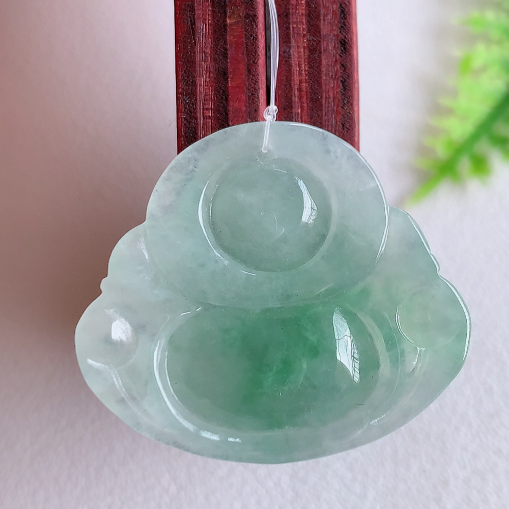 冰润飘绿佛公挂件 玉质细腻  精雕弥勒佛，笑佛福耳垂肩，面相喜庆，开怀大笑，憨态可掬。惟妙惟肖，寓意福禄双全，吉祥美满，笑口常开 W49.18 尺寸：25-28.8-5.8mm