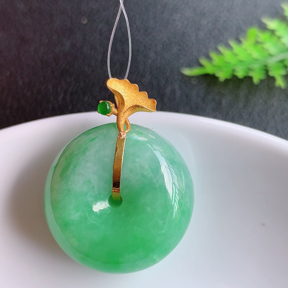 18k金冰润满绿平安扣吊坠，厚装饱满，冰润剔透，细腻水足，种质润泽，飘花灵动，佩戴优雅大气，W49.