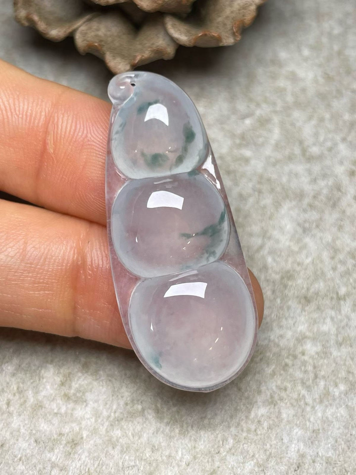 冰种飘花【福豆】吊坠、种水好，玉质细腻 ，卖相好.