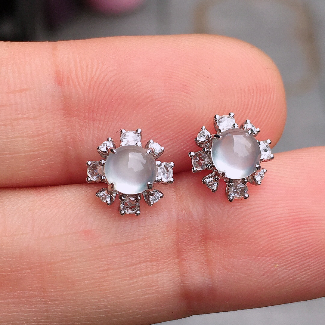 玻璃种蛋面耳钉，玉质细腻，荧光感超
强，饱满圆润，尽显优雅气质，18k
金豪华镶嵌