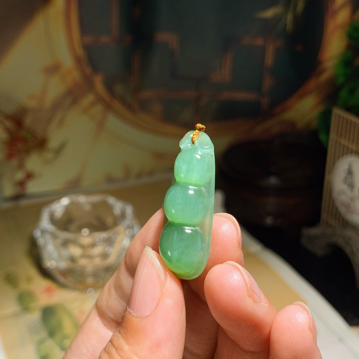 和田玉阳绿猫眼俄罗斯碧玉福豆四季豆挂件 尺寸34/14/7重4.8克，玉质细腻油润 底色纯净 脂粉好，品质好！lt260418