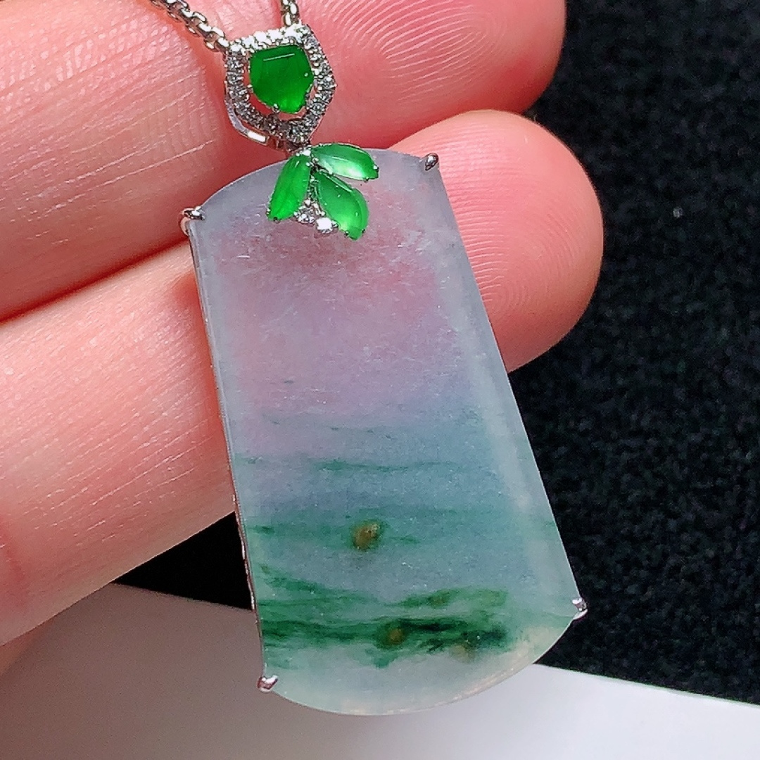 ️18k金镶嵌冰种飘花无事牌，种老水头好，又冰又润，饱满无裂：38.2/17.2/3.9mm裸石：